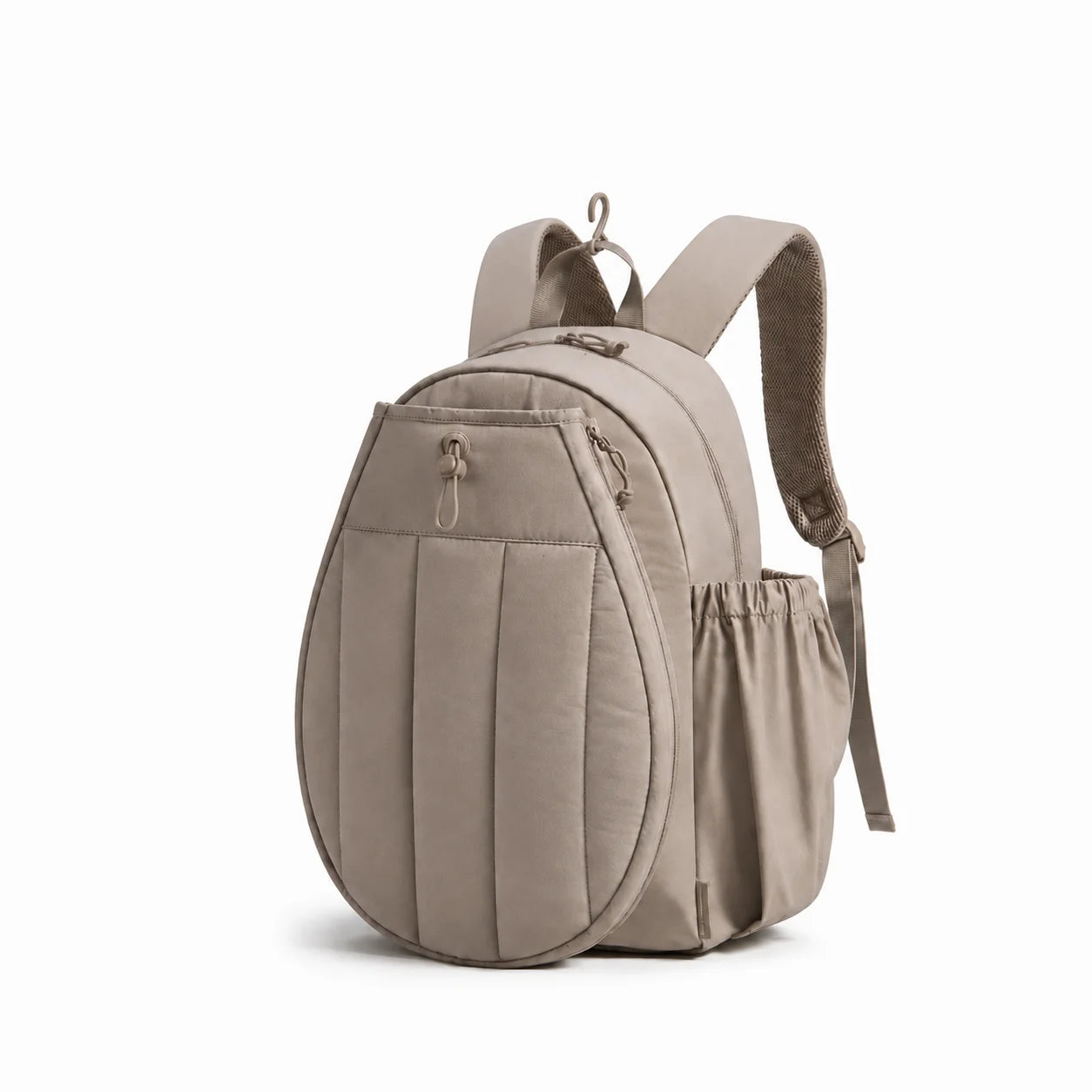 Sac à dos pickleball coloris kaki en nylon, vue de trois quarts avec poche latérale et bretelles ajustables