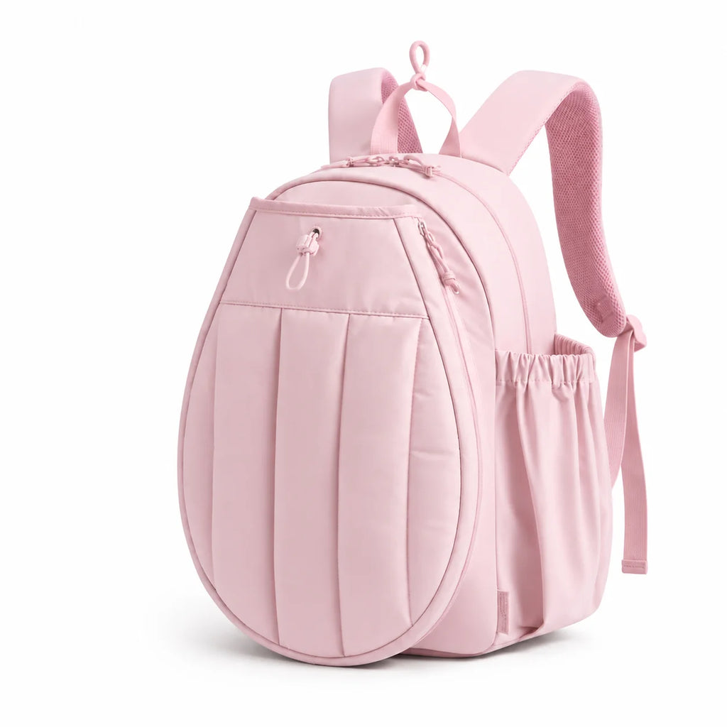 Sac à dos pickleball rose en nylon, vue de trois quarts avec poche latérale extensible et crochet de rangement