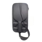 Sac de rangement compact pour pickleball en polyester noir, conçu pour transporter deux raquettes et quatre balles avec sangle de transport réglable.