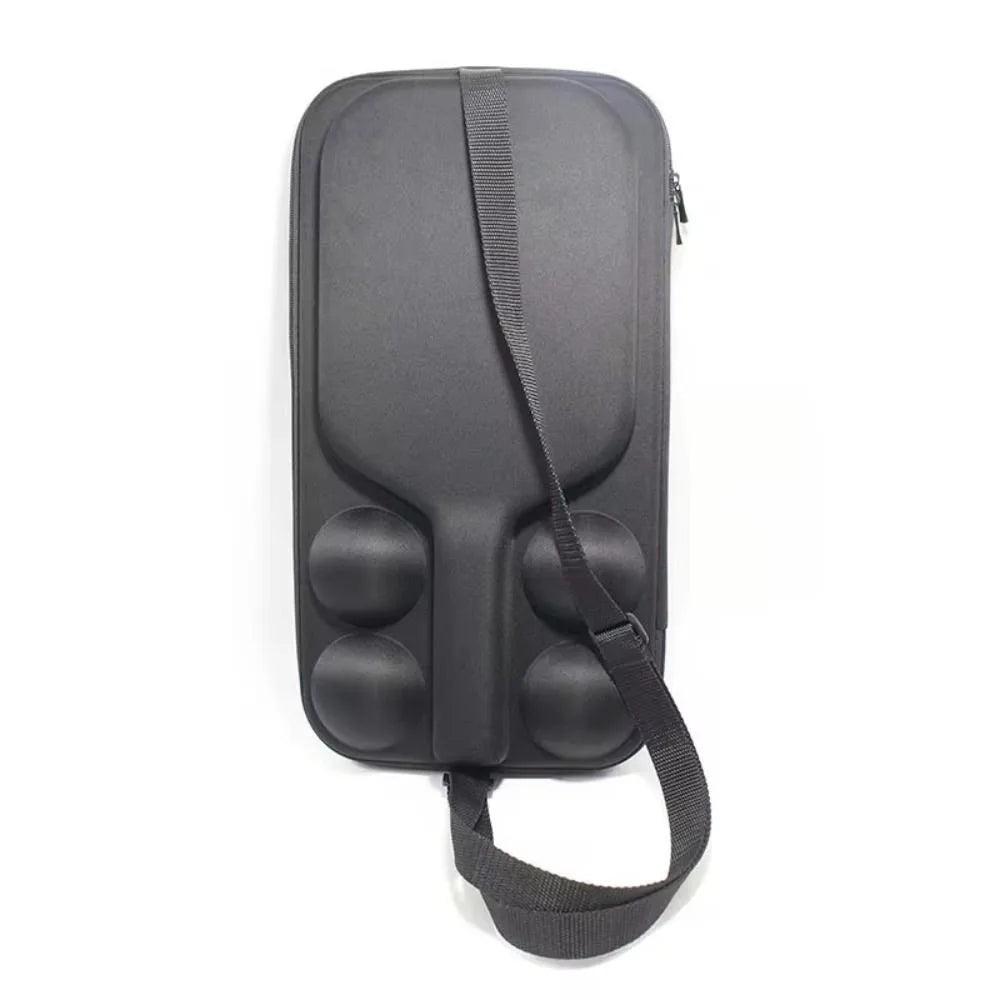 Sac de rangement compact pour pickleball en polyester noir, conçu pour transporter deux raquettes et quatre balles avec sangle de transport réglable.