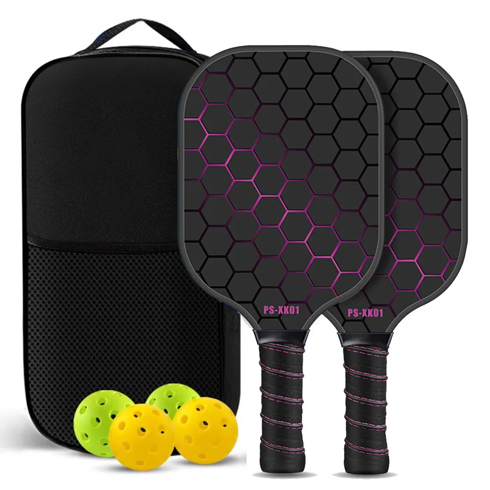 Pack premium de pickleball : 2 raquettes en carbone T700 de 16 mm avec motif nid d'abeille violet, 4 balles et sac de transport noir sur un court extérieur.