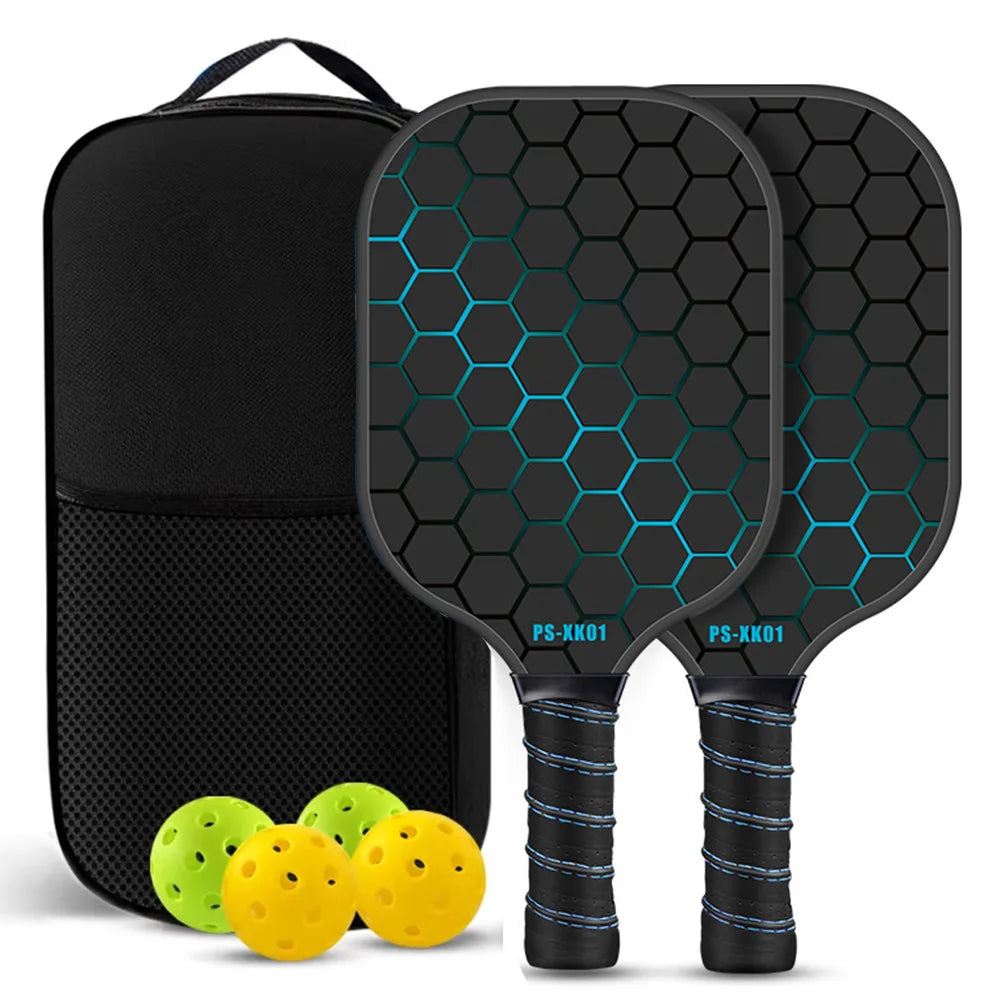 Pack complet de pickleball comprenant 2 raquettes en fibre de carbone T700 de 16 mm avec motif nid d'abeille bleu, 4 balles jaunes et un sac de transport noir.