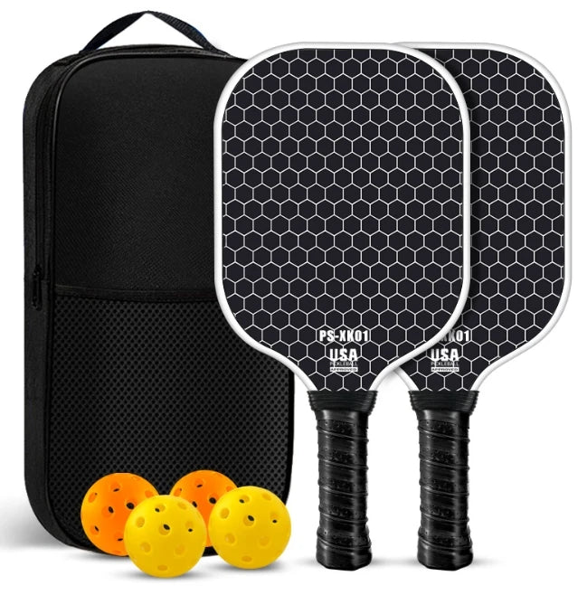 Pack premium de 2 raquettes de pickleball en carbone T700 avec motif nid d'abeille blanc et noir, incluant 4 balles jaunes et un sac de transport.