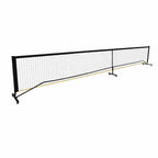 Vue de trois-quarts d'un filet de pickleball noir autoportant avec sa barre de tension centrale et ses pieds à roues.