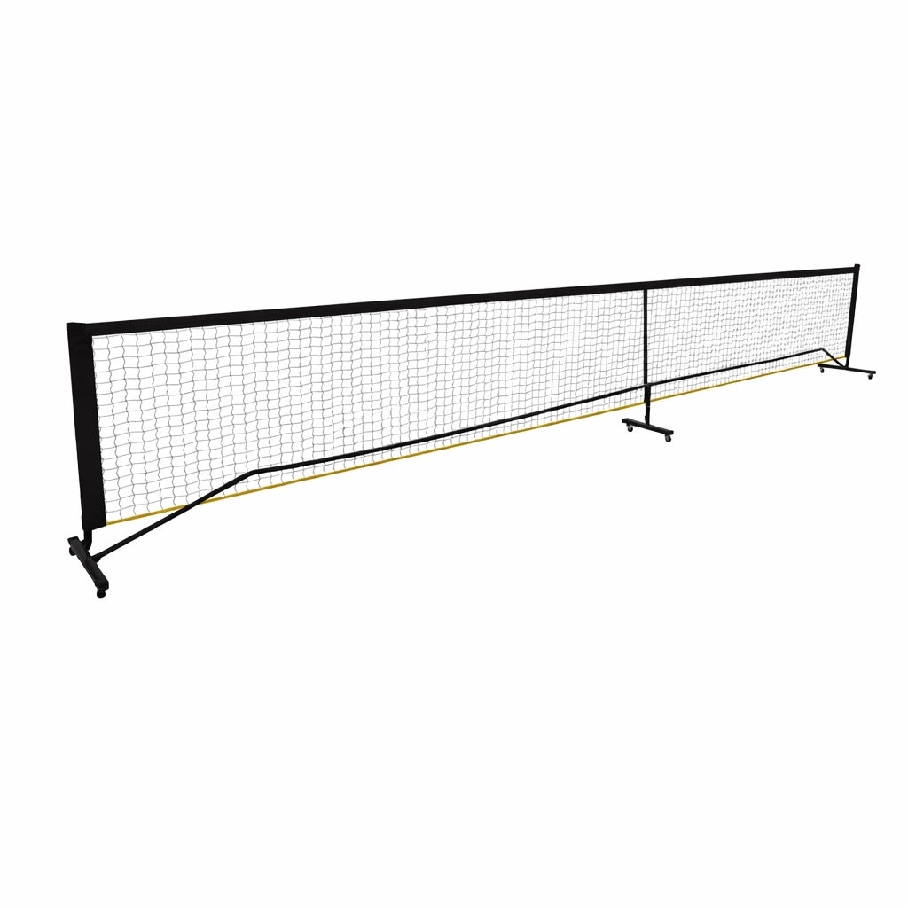Vue de trois-quarts d'un filet de pickleball noir autoportant avec sa barre de tension centrale et ses pieds à roues.