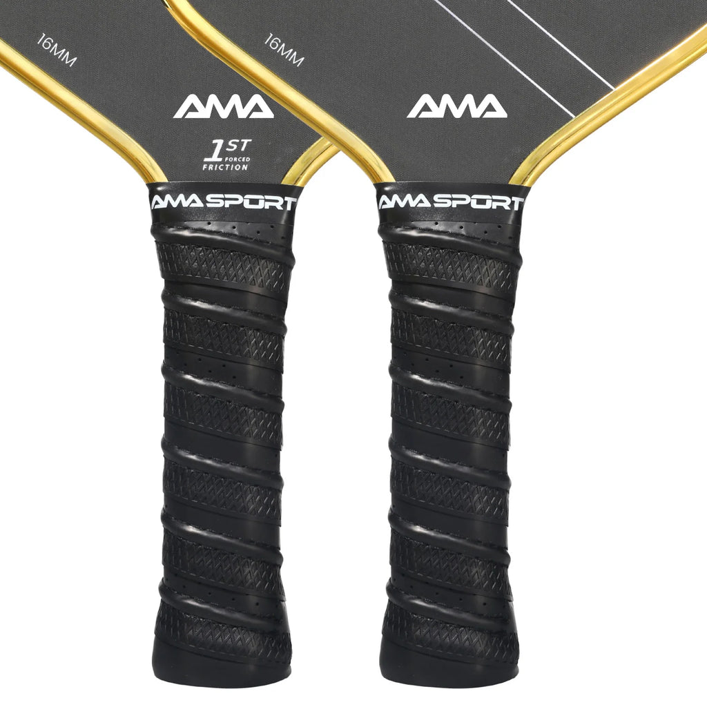 Gros plan sur deux manches de raquettes de pickleball de 16mm avec grips de remplacement noirs AMA SPORT à texture embossée.