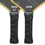 Gros plan sur deux manches de raquettes de pickleball de 16mm avec grips de remplacement noirs AMA SPORT à texture embossée.